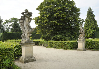 Sochy ve francouzské zahradě