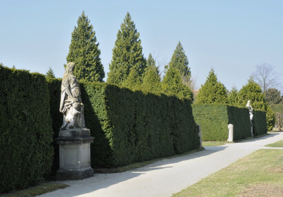 Statuen im französischen Garten