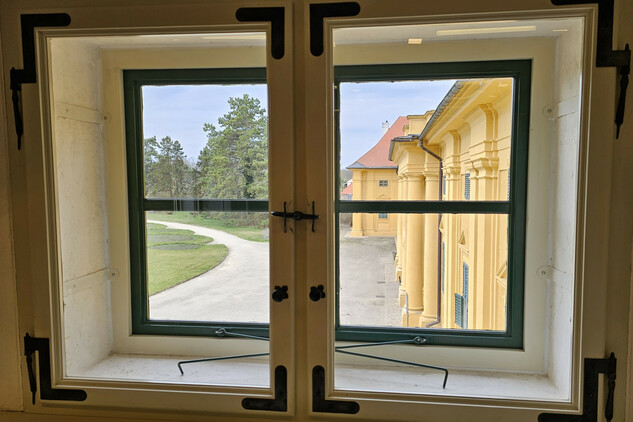 výhled z okna zasedací místnosti na budovu zámeckých jízdáren | © Martina Odehnalová